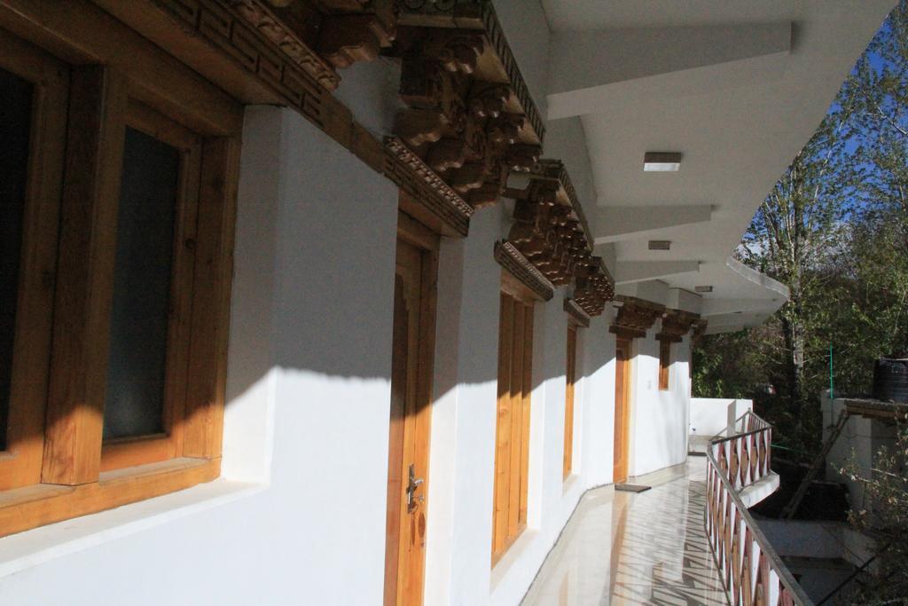 Mentokling Guest House And Garden Restaurant เลห์ ภายนอก รูปภาพ