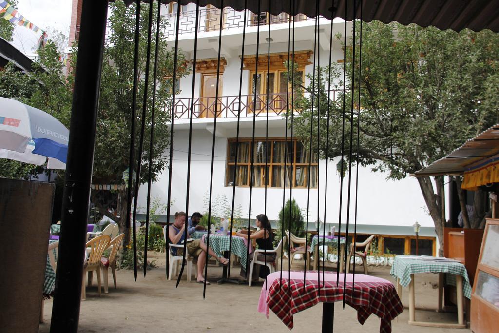 Mentokling Guest House And Garden Restaurant เลห์ ภายนอก รูปภาพ