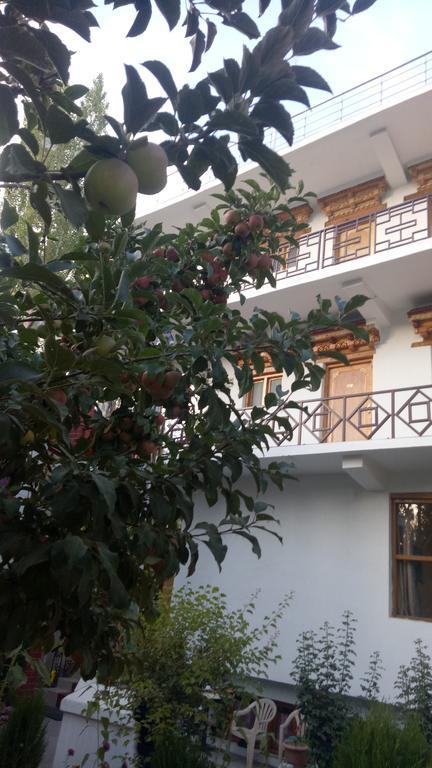 Mentokling Guest House And Garden Restaurant เลห์ ภายนอก รูปภาพ